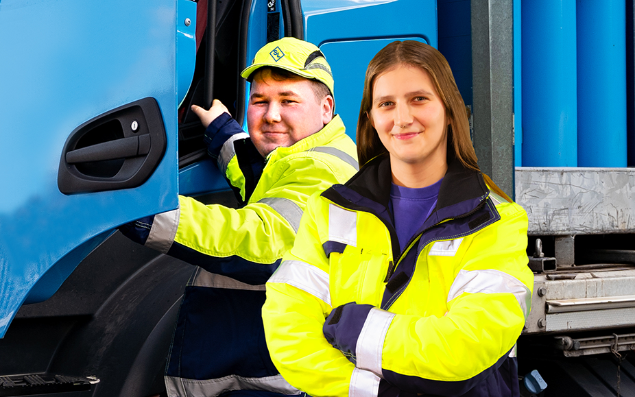 Zwei Personen in gelb-schwarzen Warnjacken vor einem blauen Lkw, eine steht mit verschränkten Armen, die andere sitzt am Fahrersitz.