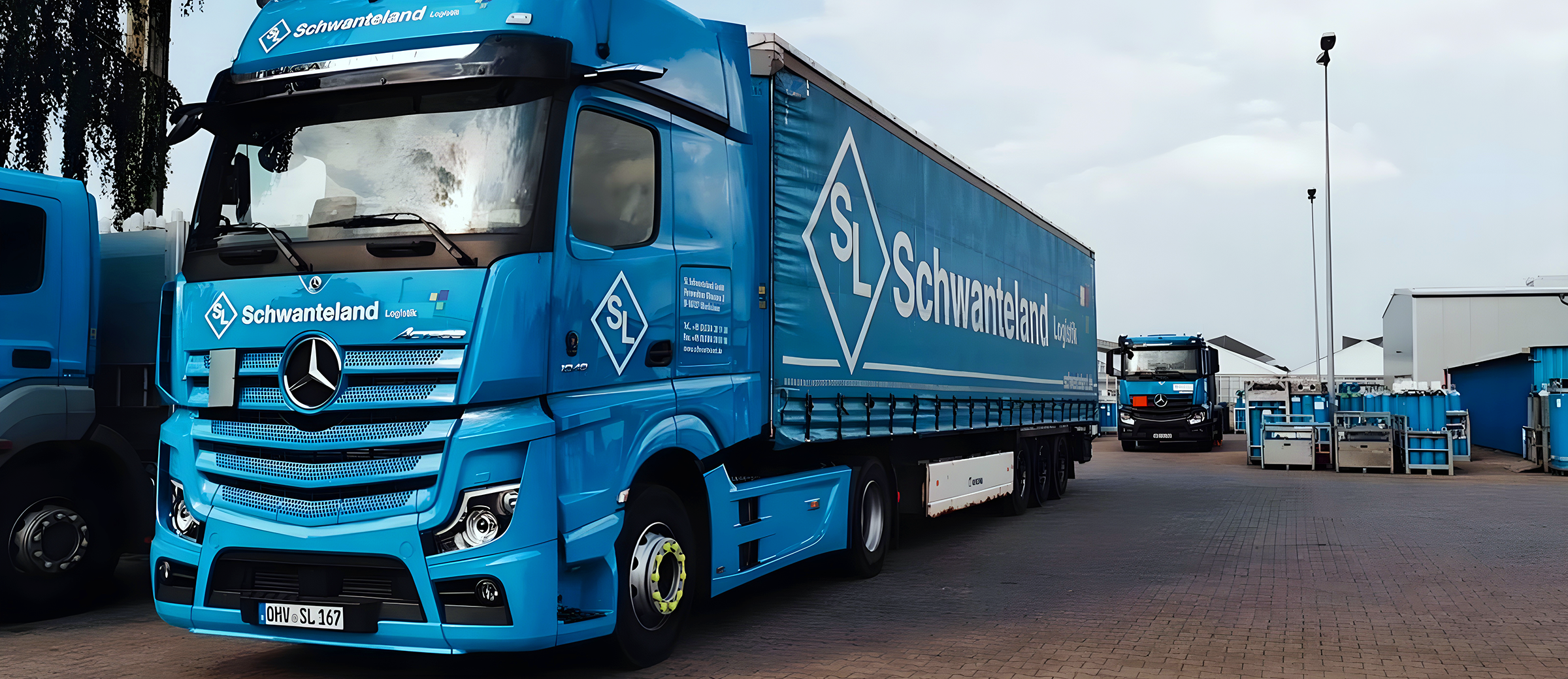 karriere_schwanteland_header_logistik_stellenangebote Blauer Sattelzug mit dem Schriftzug 'Schwanteland' auf Fahrerhaus und Anhänger, geparkt auf einem Betriebshof.